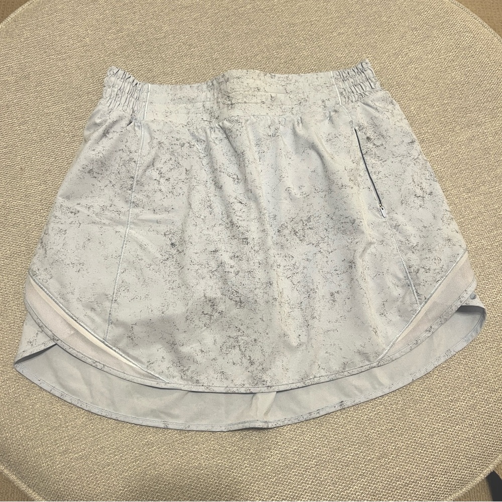 LULULEMON HOTTY HOT SKORT Size: 8 - MARBLED LIGHT PURPLE AND GRAY